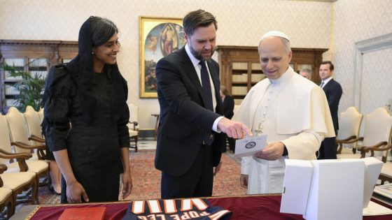 'Good choice' — JD Vance brings Pope Leo XIV a Bears jersey