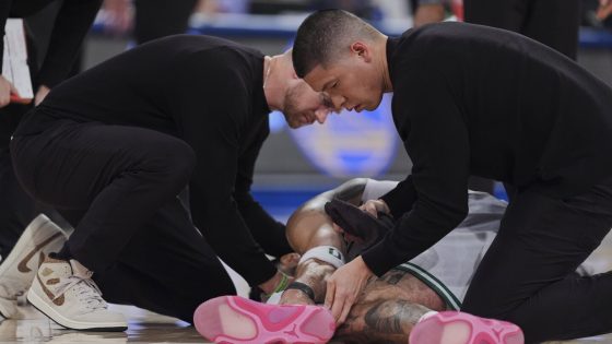 Jayson Tatum suffers right leg injury in Celtics' loss to Knicks