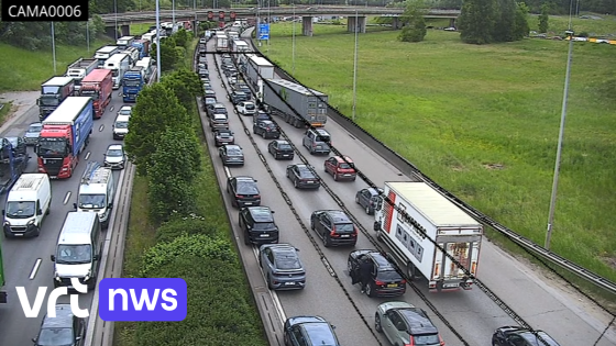 Kennedytunnel versperd richting Gent door zware aanrijding - VRT
