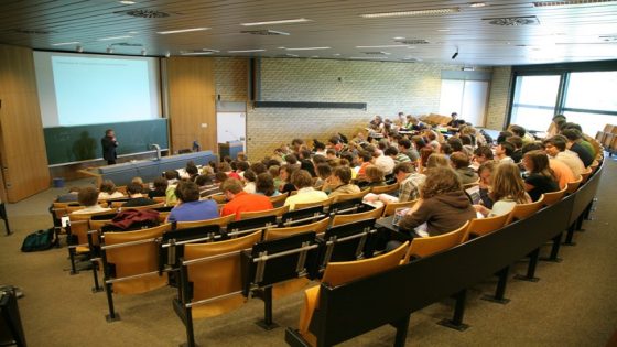 Kulak, VIVES en Voka bezorgen West-Vlaanderen onderwijscadeau met opleiding 'Handelswetenschappen'