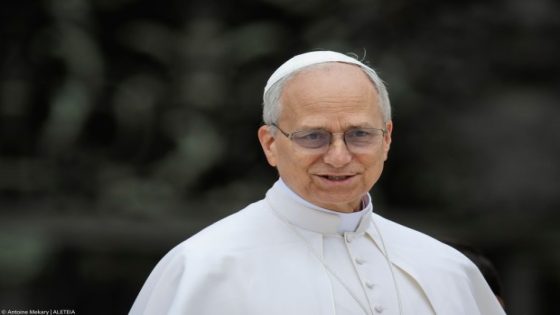 Leo XIV jokes with exuberant group of Curia, Vatican workers
