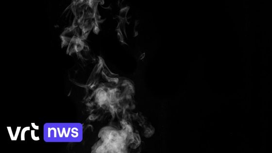 Leuvense fan van nieuwe paus bootst witte rook na door doos in brand te steken: politie moet ingrijpen