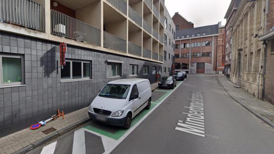 Fietsende student botst tegen venstertablet van woning in Leuven en belandt in ziekenhuis