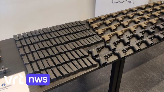 Raketwerpers, kalasjnikovs en handvuurwapens: Limburgs parket toont arsenaal illegale wapenhandelaars - VRT
