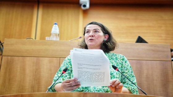 Lotte Stoops op het matje geroepen voor afstaan spreektijd aan Brusselse dichter