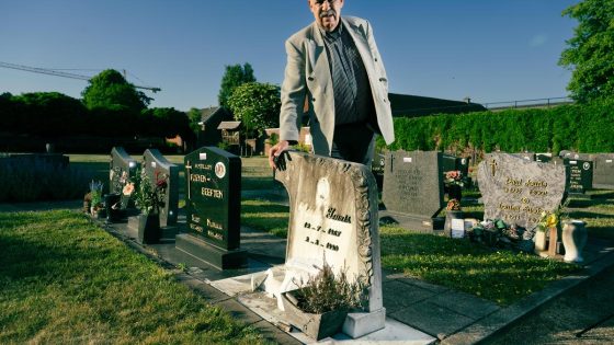35 jaar zorgde Luc voor het graf van zijn eerste liefde, maar nu is dat brutaal vernield: “Ik ben er kapot van”
