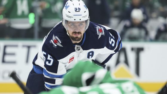 Winnipeg Jets center Mark Scheifele scores in Game 6 at Dallas after unexpected death of his father