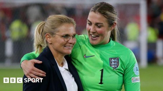 Mary Earps puts her arm around the shoulder of England head coach Sarina Wiegman