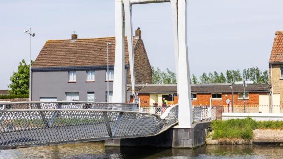 Drama vermeden in Stalhille: gewicht van 4,5 ton valt zomaar op fietsersbrug, gelukkig geen gewonden