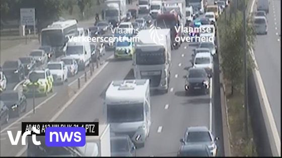 A12 richting Antwerpen dicht door kettingbotsing op viaduct van Wilrijk, ook ongeval richting Brussel