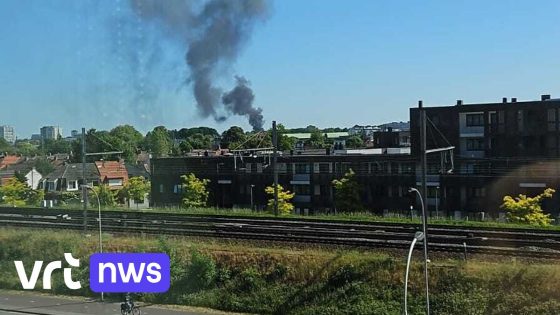 Uitslaande brand in Deurne veroorzaakt grote rookpluim: moeder en kind (1) naar ziekenhuis voor controle - VRT