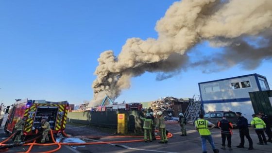 Zware industriebrand langs Lodewijk Coiseaukaai in Brugge: “Ramen en deuren sluiten, en ventilatie uitzetten” (Brugge)