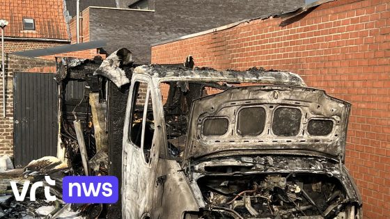 Mobilhome brandt uit in Aartrijke 5 minuten voor hij zou verkocht worden - VRT