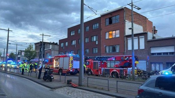Moeder en twee kinderen ernstig gewond na brand in Hoboken, minderjarige gearresteerd