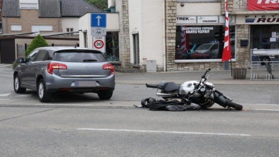 Motorrijder in levensgevaar na botsing met auto (Dendermonde)