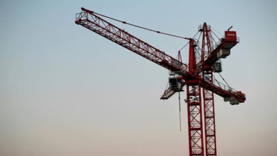 Naakte man kruipt in werfkraan en zet stationsbuurt op stelten: “Hij lag op zo’n 20 meter hoogte” (Diest)