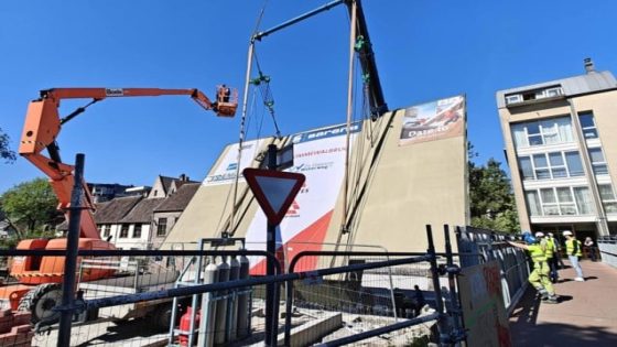 Nieuwe brug ligt op haar plaats, maar het duurt nog weken voor er auto’s over mogen (Gent)