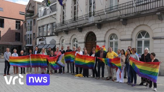 Oppositie en inwoners hijsen zelf regenboogvlag in Ninove, omdat meerderheid ze niet meer wil ophangen
