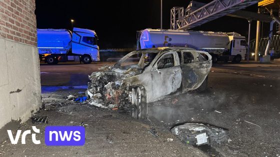 Inzittenden vluchten nadat auto in brand vliegt bij ongeval in Merksem 