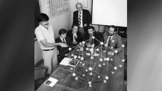 2025/05/4d-crystal-shadow-penrose-shechtman-quasicrystal-theory.jpg