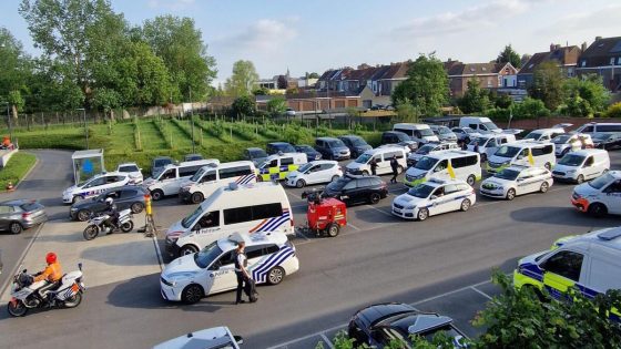 Politie rijdt auto klem na achtervolging tijdens…