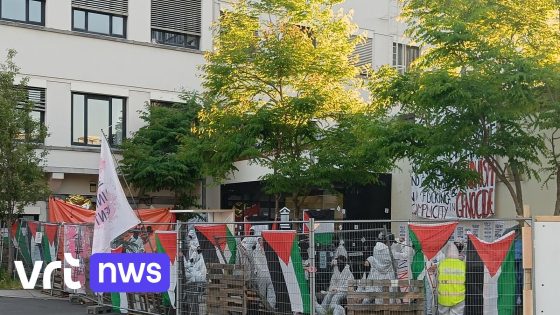 Pro-Palestijnse actievoerders blokkeren ingang Gentse rectoraat: "Verbreek alle banden met Israël"