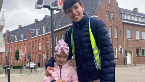 Rachèle (5) uit Pittem mag eindelijk naar school nadat vorig jaar stamceldonor werd gevonden: “Fantastisch om haar zo gelukkig te zien”