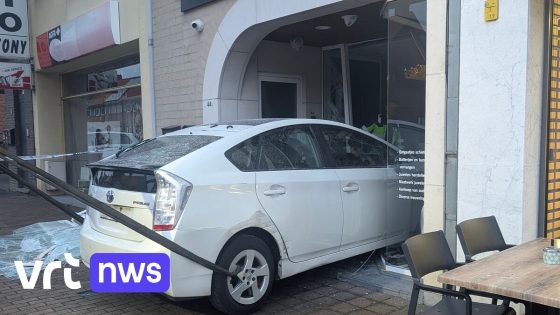 Ramkraak bij juwelier in Heusden-Zolder: inbrekers rijden dwars door vitrine en vernielen hele zaak - VRT