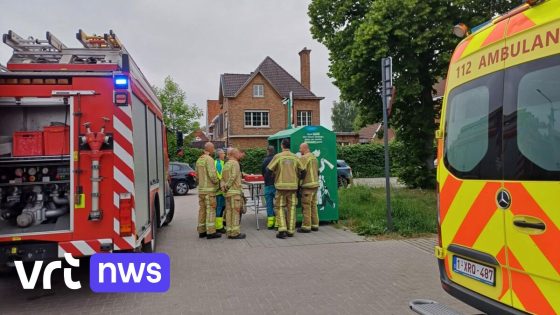 Brandweer Roeselare bevrijdt man die met zijn hoofd komt vast te zitten in kledingcontainer