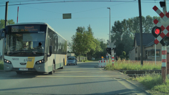 Schoolbus rijdt door rood licht aan spoorwegovergang: “Chauffeur speelt met leven van kinderen”