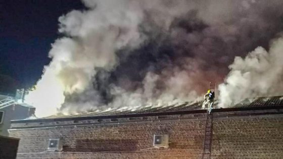 Zeventigtal gasten geëvacueerd bij brand in feestzaal tijdens trouw, brandweerman lichtgewond