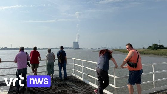 Spotters op uitkijk in Lillo voor komst van eerste deel Scheldetunnel: "We willen het grote gevaarte zien passeren"