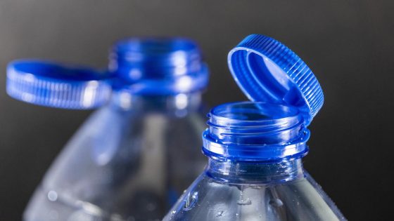 Stop met zeuren over de dop die vastzit aan de fles: dat is geen idiote regelneverij