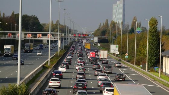Zonnig verlengd weekend leidt tot uitzonderlijke verkeersdrukte: al 250 kilometer file gemeten