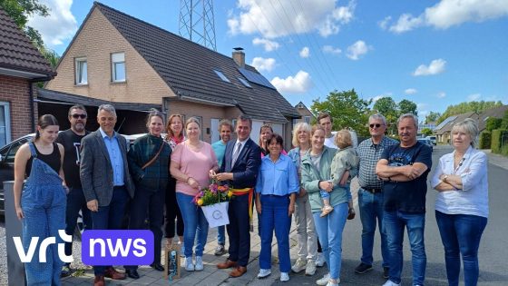 Superbuur Els verrast door Maaike Cafmeyer voor dag van de buren in Roeselare: "Plots staat er een BV aan je voordeur"
