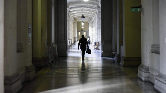 Tien arrestaties en bijna anderhalf miljoen euro onderschept in Brussels witwasdossier - De Standaard
