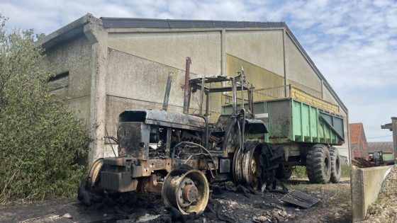 Tractor in lichterlaaie aan koeienstal, brandweer vermijdt overslag: “Gelukkig stond de wind in ons voordeel”