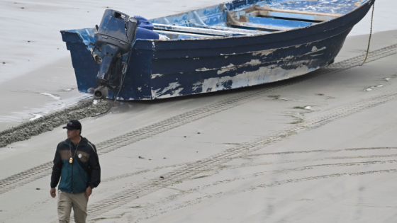 3 dead, 7 missing after boat overturns off Torrey Pines State Beach