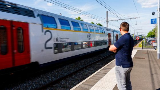 “Ze keek niet eens meer om”: treinbestuurder doet emotionele oproep na bijna-ongeval met tiener op het spoor