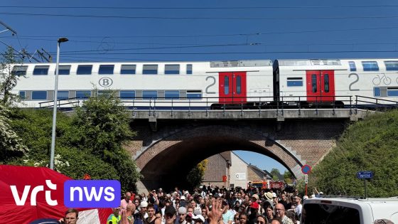 Trein valt stil: reizigers onder begeleiding naar station van Liedekerke, 2 mensen naar ziekenhuis