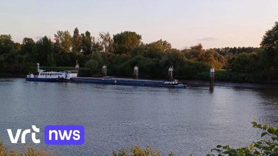 Twee binnenvaartschepen vastgelopen op zandbank in Rumst: "Schippers laten zich hier vaak verrassen"