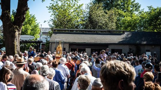 Met Bernadette erbij is Wiemesmeer voor een dag Lourdes: “Dit wilden we absoluut niet missen”