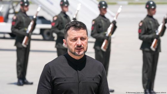 Zelenskyy slams Putin's absence in Turkey – DW – 05/15/2025
