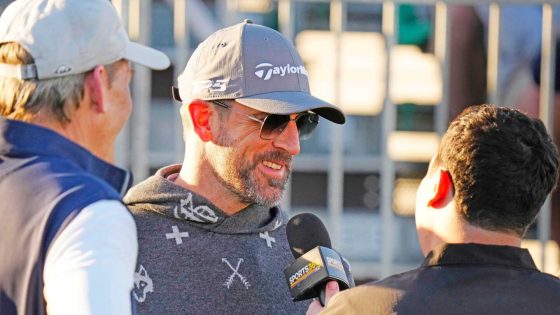 Aaron Rodgers arrives in Pittsburgh to sign contract with Steelers