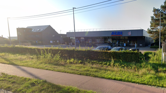 Aldi ontruimd nadat verwarde man wapen toont: “Hij gaf zich over in ruil voor een pakje sigaretten”
