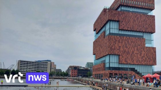 Zwemzone in Antwerps Bonapartedok aan MAS officieel geopend voor de zomer