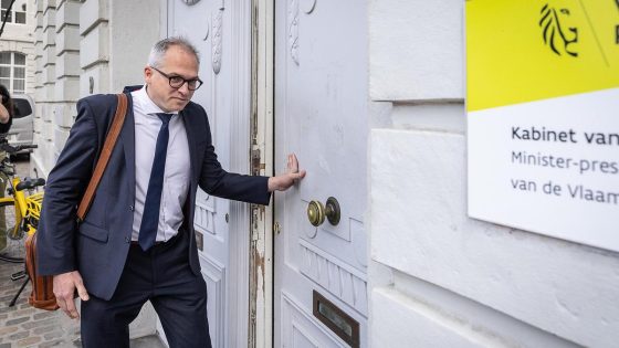 1.000 euro boven op ministerswedde, maar Vlaamse regering wil niet raken aan huishoudtoelage