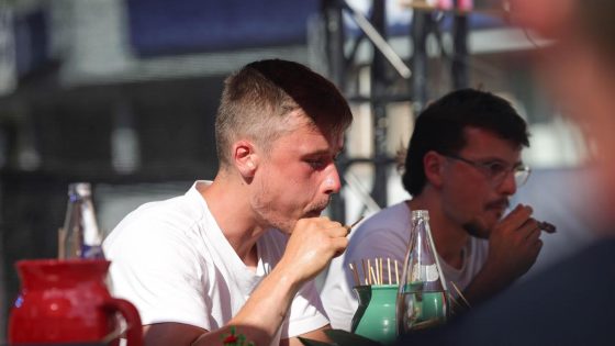 Bram eet 97 arrosticini in 15 minuten en wordt Belgisch kampioen: “Twee kilo vlees”
