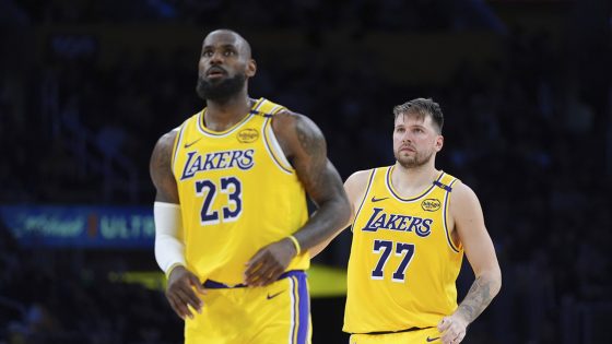 Buss family agrees to sell majority stake of Lakers to Dodgers co-owner Mark Walter at $10B valuation, sources tell ESPN