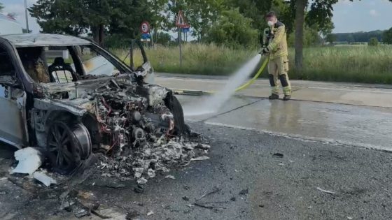 Auto brandt uit tijdens proefrit in Ieper: niemand gewond - Focus en WTV